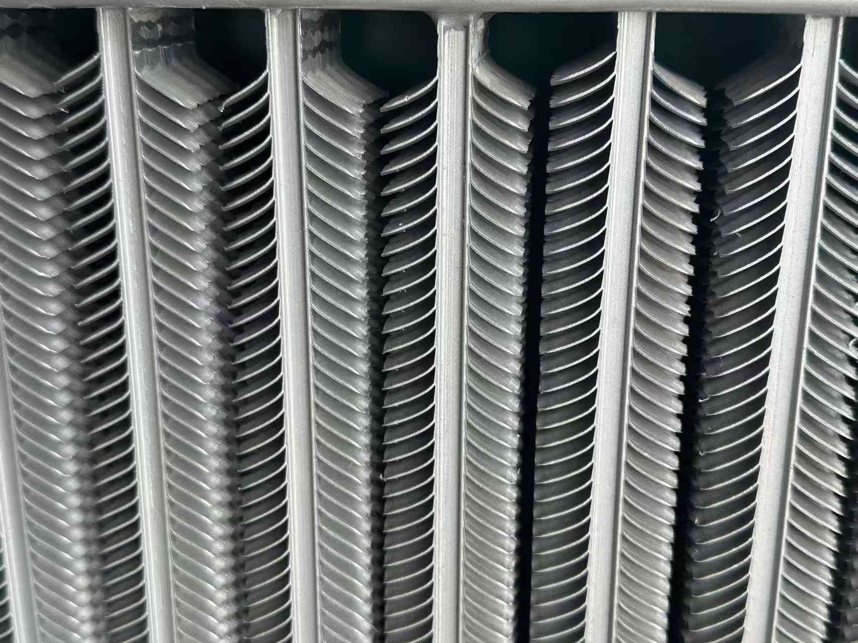 مبدأ وخصائص المبادل الحراري للأنبوب الزعانف